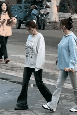 祖国大地，美女无处不在。
城镇街道，帅哥身影难见。