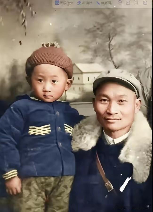 这张泛黄上色的老照片定格于上世纪五十年代，年幼的王健林依偎在父亲身侧。身旁的王义