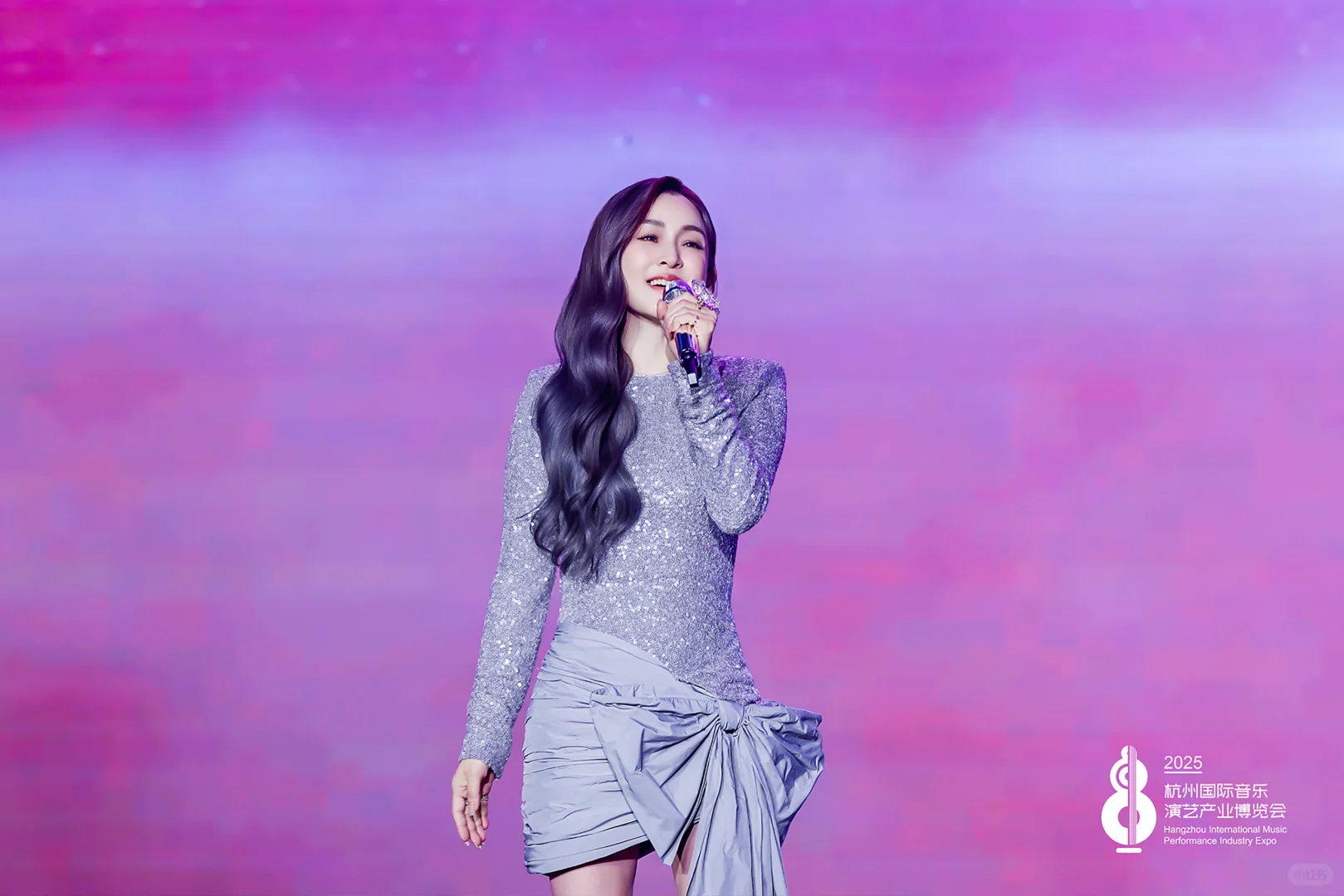 11月14日获得2025中国新音乐排行榜的「年度瞩目歌手」奖～美照来袭