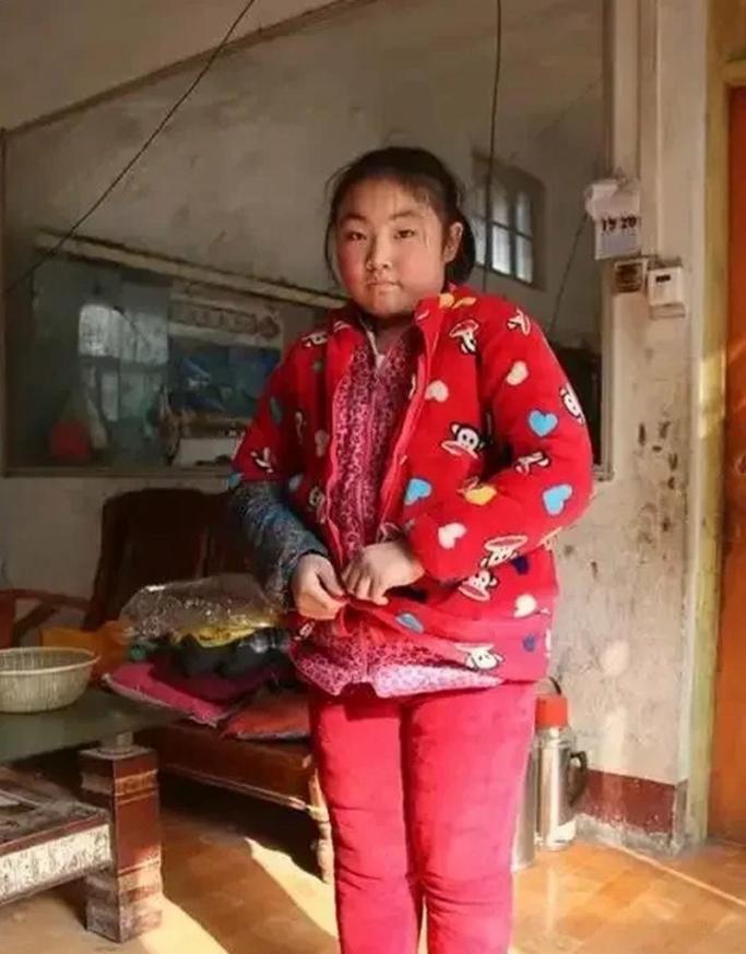 看得人心头发酸！四川一小女孩，六岁早早失去父亲，九岁母亲又改嫁离开。只能寄住在叔