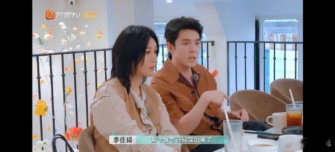  文俊辉[超话]文俊辉关节炫技 毕雯珺颜安文俊辉人均橡皮泥人 李佳琦关注颜安折手