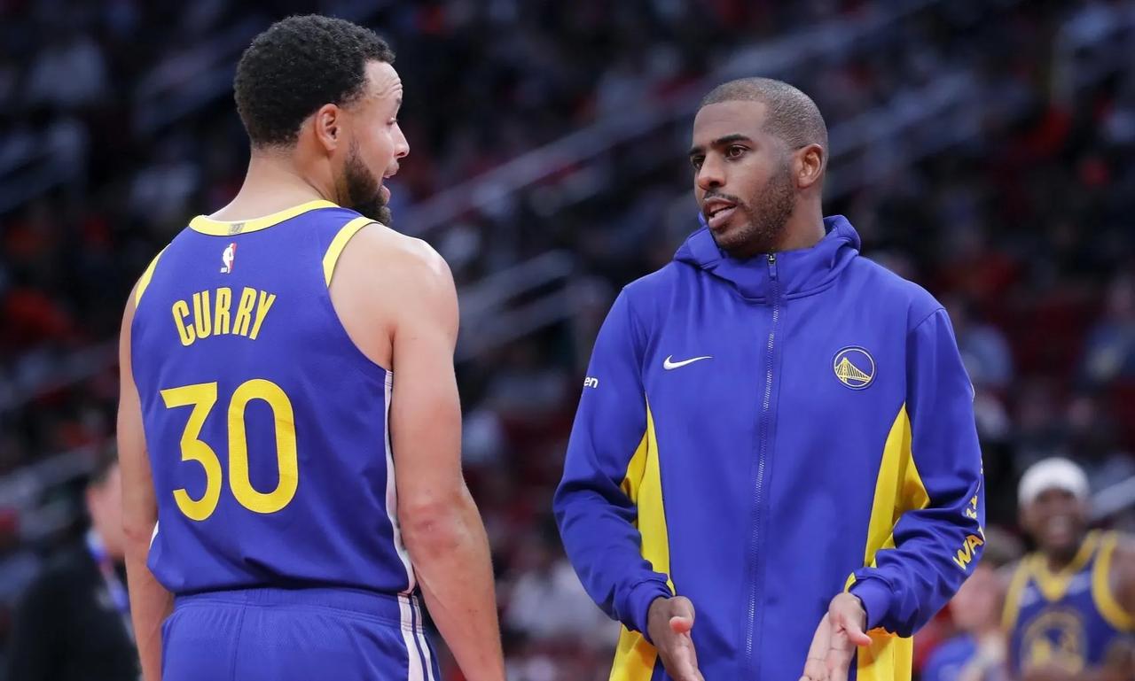 #保罗称赞库里：他在场上无所不能#
保罗可以说是库里刚进入联盟时候的导师，库里也