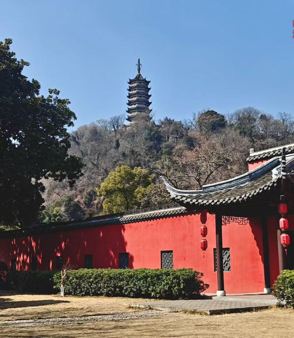 集卡领红包红墙映黛瓦，古塔入青云。身处这般静谧的古境，只觉岁月温柔，心安即是归处