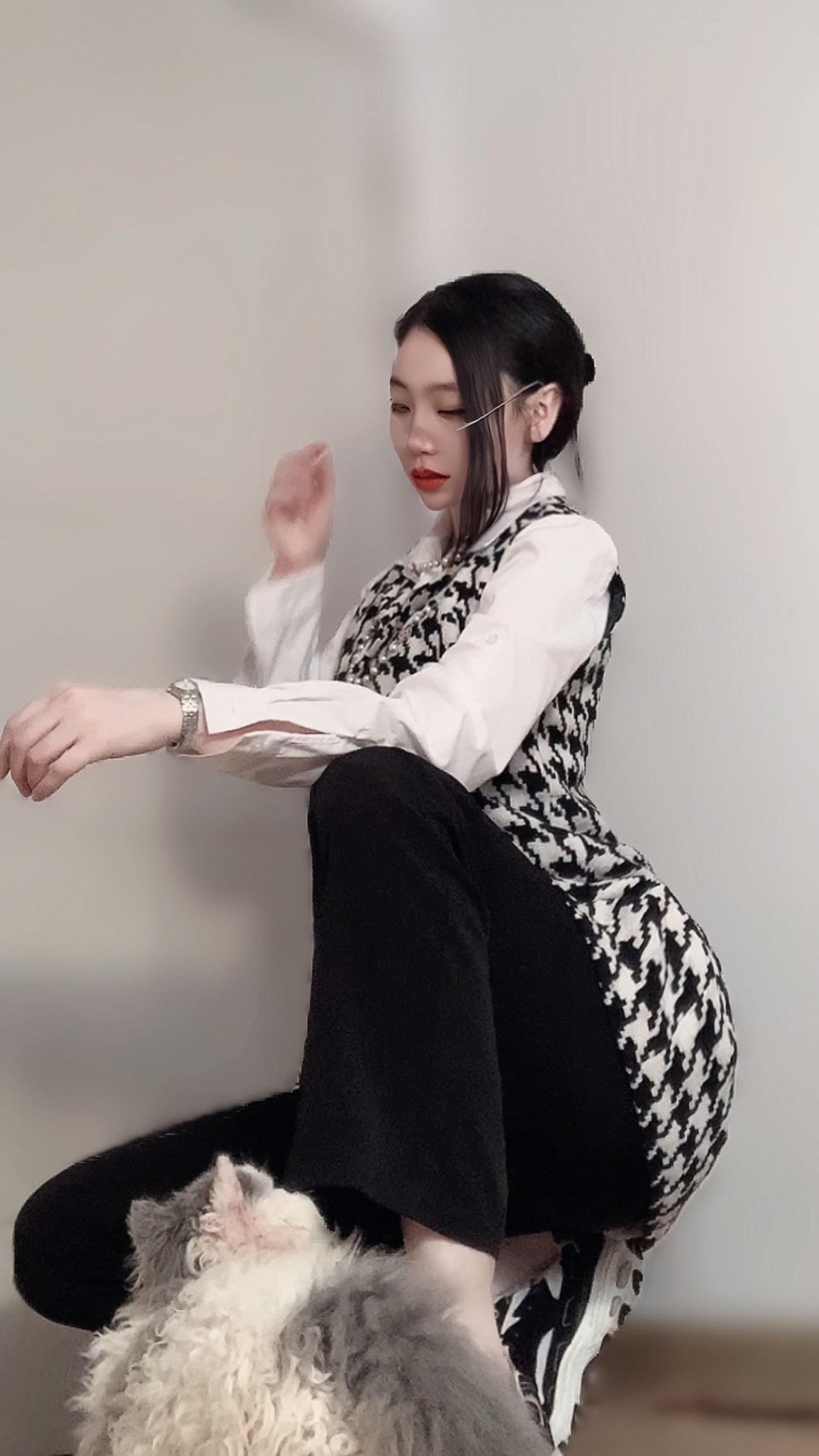50岁依然保持好状态之。华伦天奴在事业地位上还真不一定比得过足力健  ...