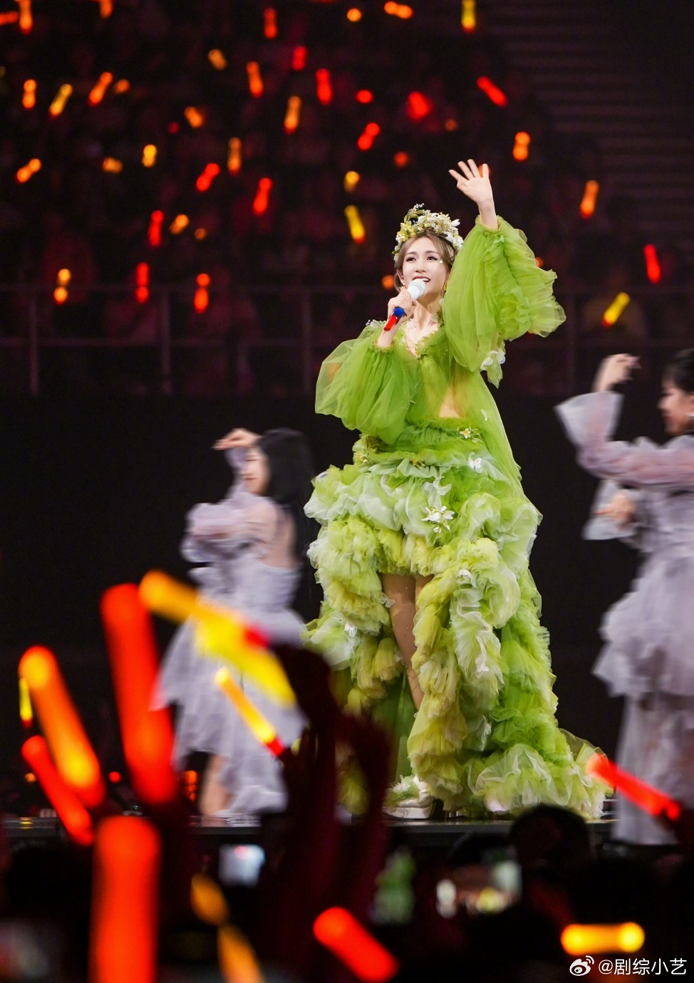 谢娜谢娜演唱会 谢娜不开个巡回演唱会吗，为啥会受到这么多质疑声，不想去不去不就行