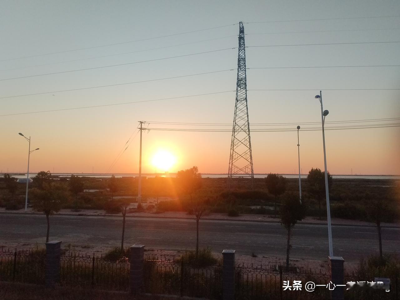 众友友早上好！
今天是8月21日星期五，日出时间5.30分，日落时间6.57分，
