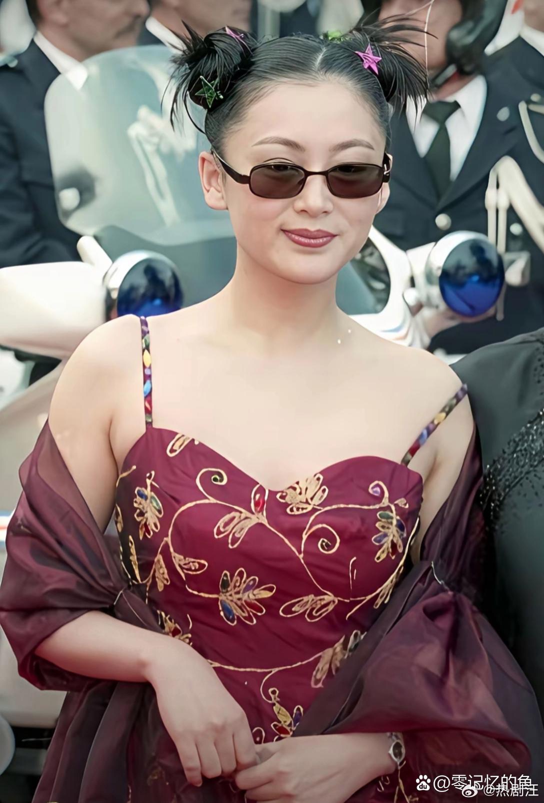 陈红年轻的时候不太会打扮。 ​​​