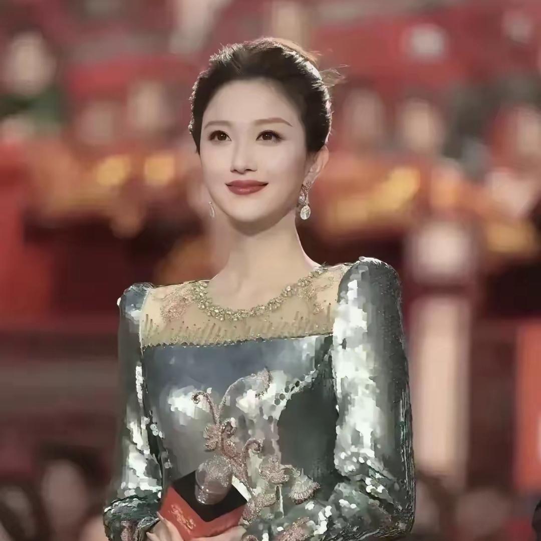 这个女主持人太好看了，她长着一张国泰民安的脸。

她长得大气又耐看，是那种从骨子