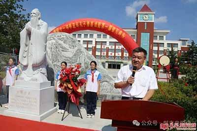 校园内的一尊尊孔子塑像，绝非孤立的文化景观。它们是意识形态领域复杂斗争的具象化体