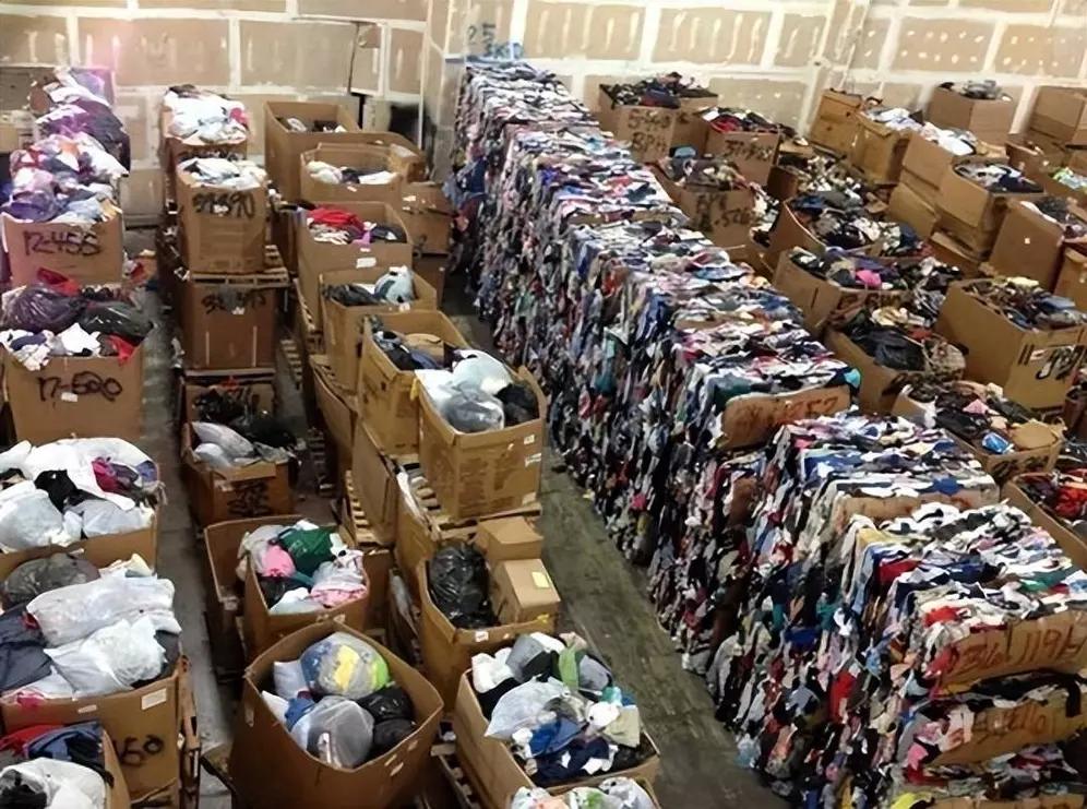 咱捐给非洲的旧衣服，命运和想象中不太一样。很多人以为是做慈善，实际成了跨国生意。