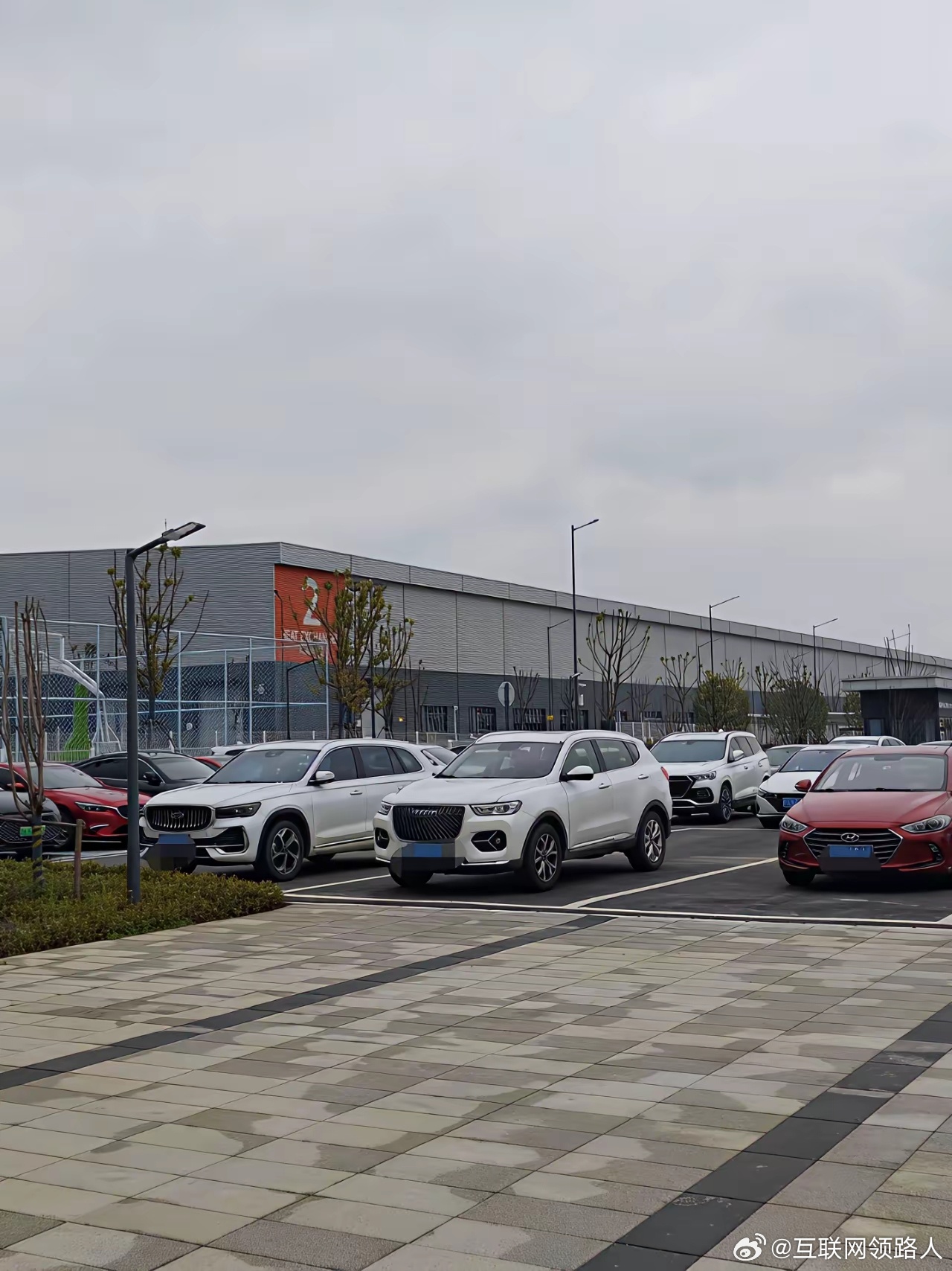 今天我才后知后觉，总经理那辆专车，竟是他把自家车租给公司的——听说一个月租金，差