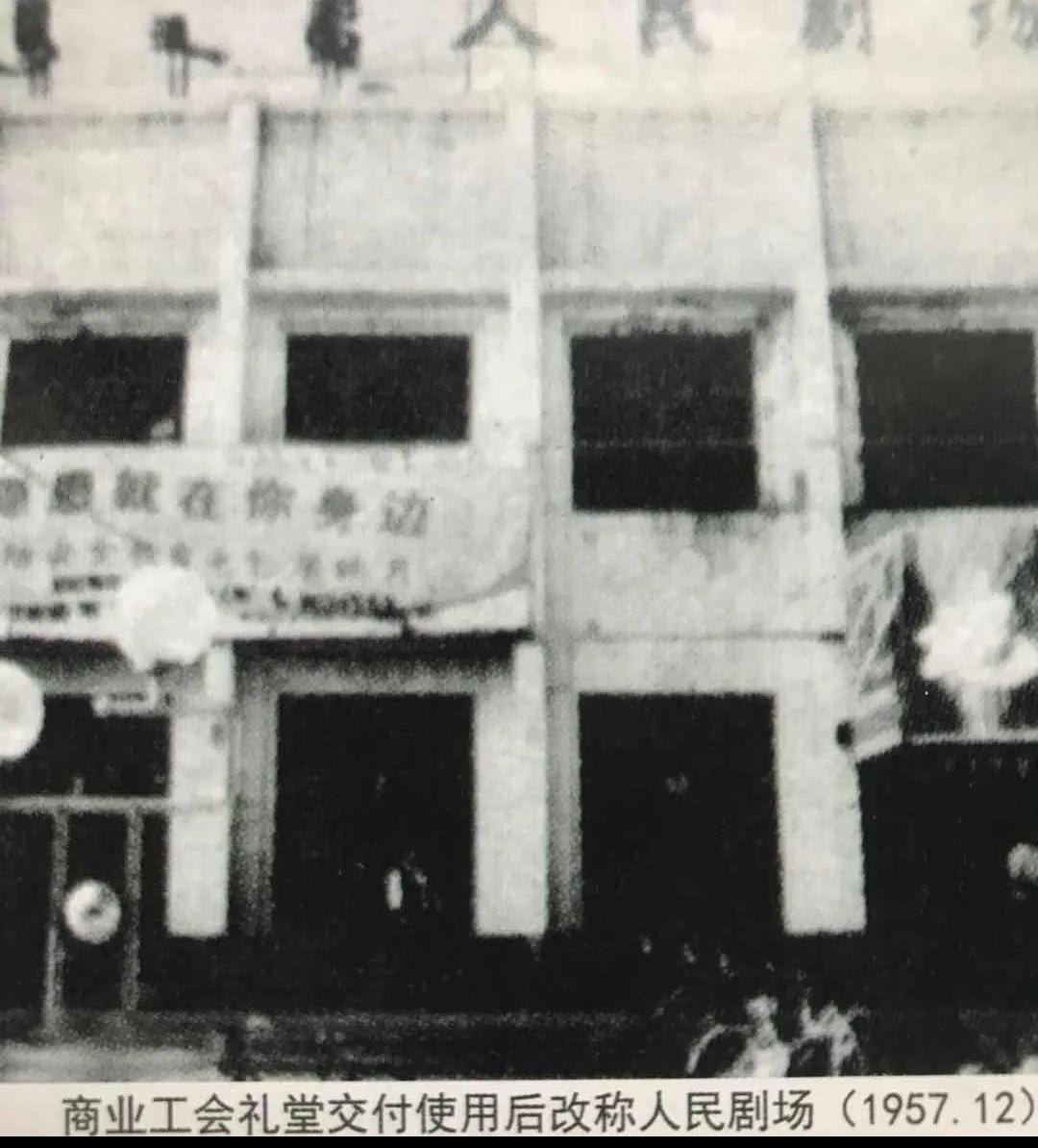 这是三张呼和浩特市电影院老照片，第一张人民剧场（今天的中山西路苏宁易购，第二张钢