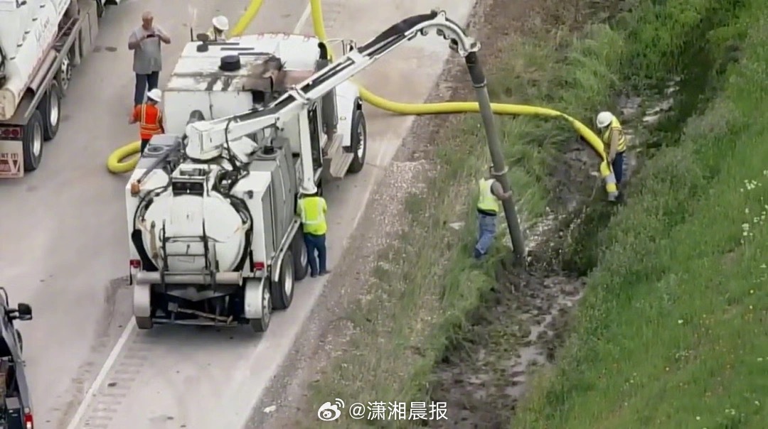 【#美国卡车翻车800万枚硬币散落一地#】近日，美国得克萨斯州一辆载有800万枚