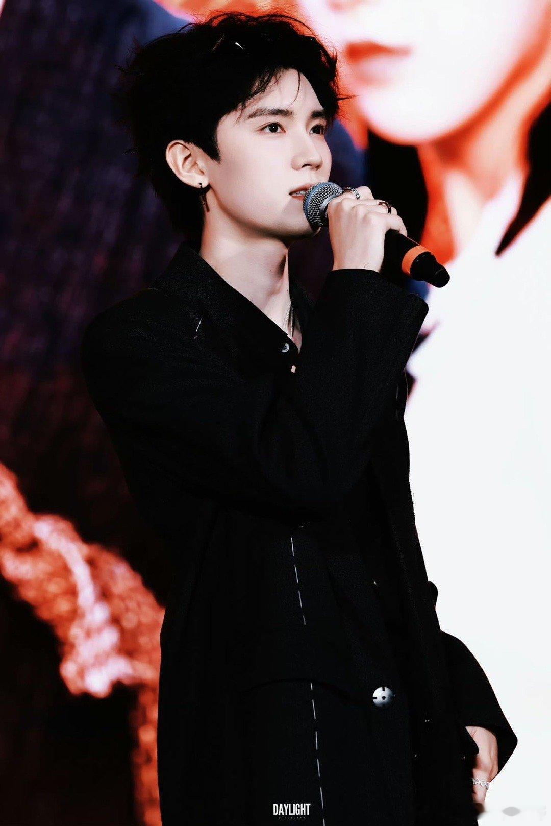 周翊然包上恩同框 高颜值组合同框即高光，清新养眼，狠狠期待新剧开播！ 