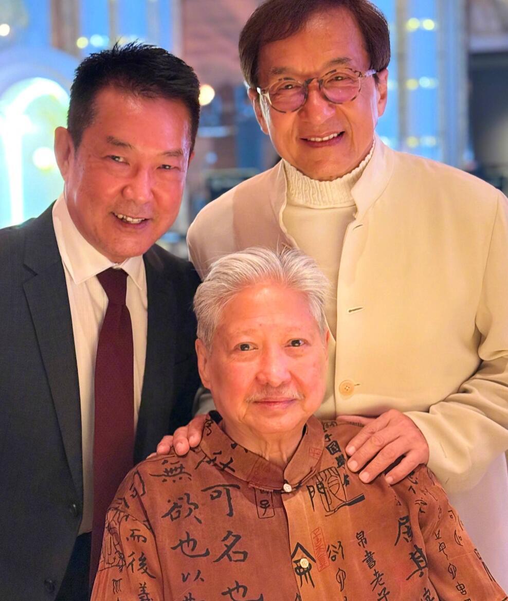 洪金宝、成龙、元彪，三兄弟同框 