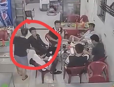 男子故意抬手肘骚扰老板娘隐私部位，老板娘直接一巴掌回击，让他长记性。男子和几名酒