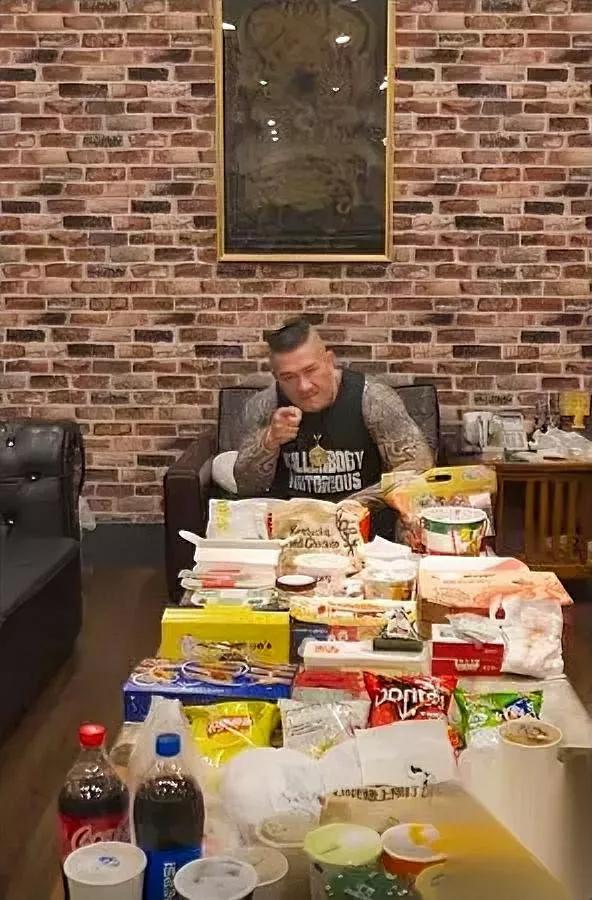 你们见过这么“损”的馆长吗？

青鸟说他吃啥就抵制，

结果他直接玩了波“绝的”