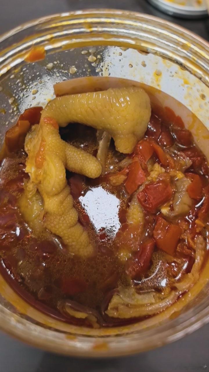 深夜的无骨鸡爪，一点也不健康，不要学我 