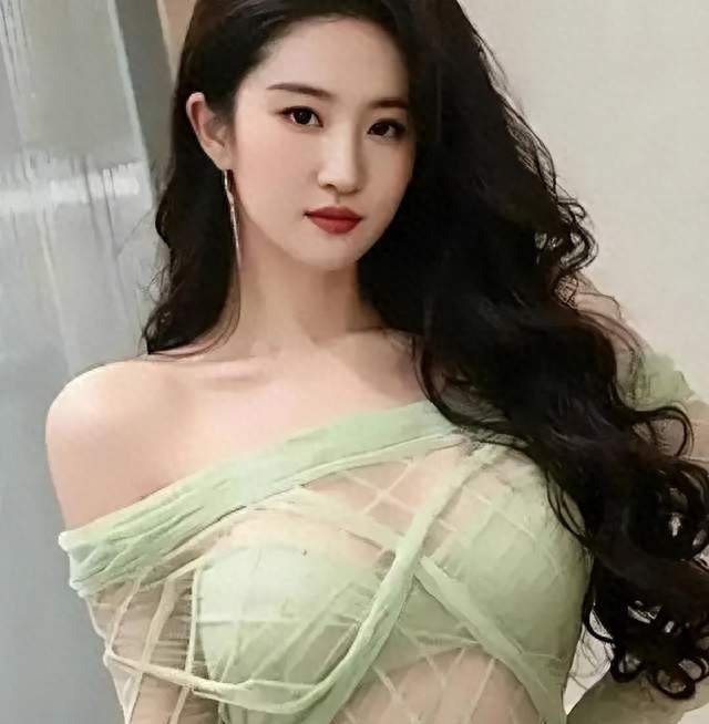 不捂胸口的底气，刘亦菲的松弛感，撕开了谁的焦虑？