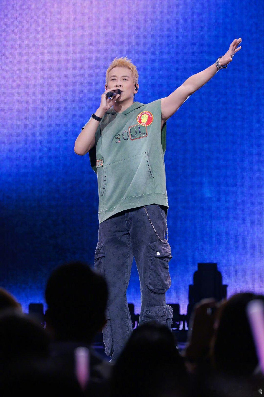 这是陶喆不是猕猴陶 陶喆怎么想的啊，穿成黄心猕猴桃就上台了，黄毛绿背心，这新皮肤