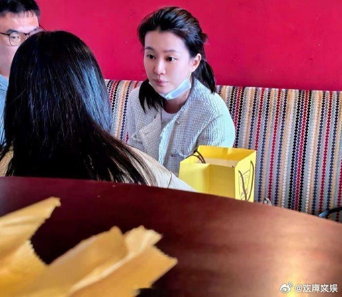 路人偶遇乔欣澳门咖啡厅偶遇乔欣咖啡厅偶遇乔欣一家 ​​​