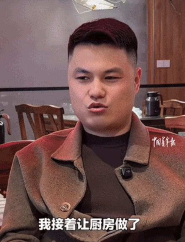 泪目了。山东，一位母亲给孩子看完病后，身无分文，走进餐馆怯生生地对老板说：“能不