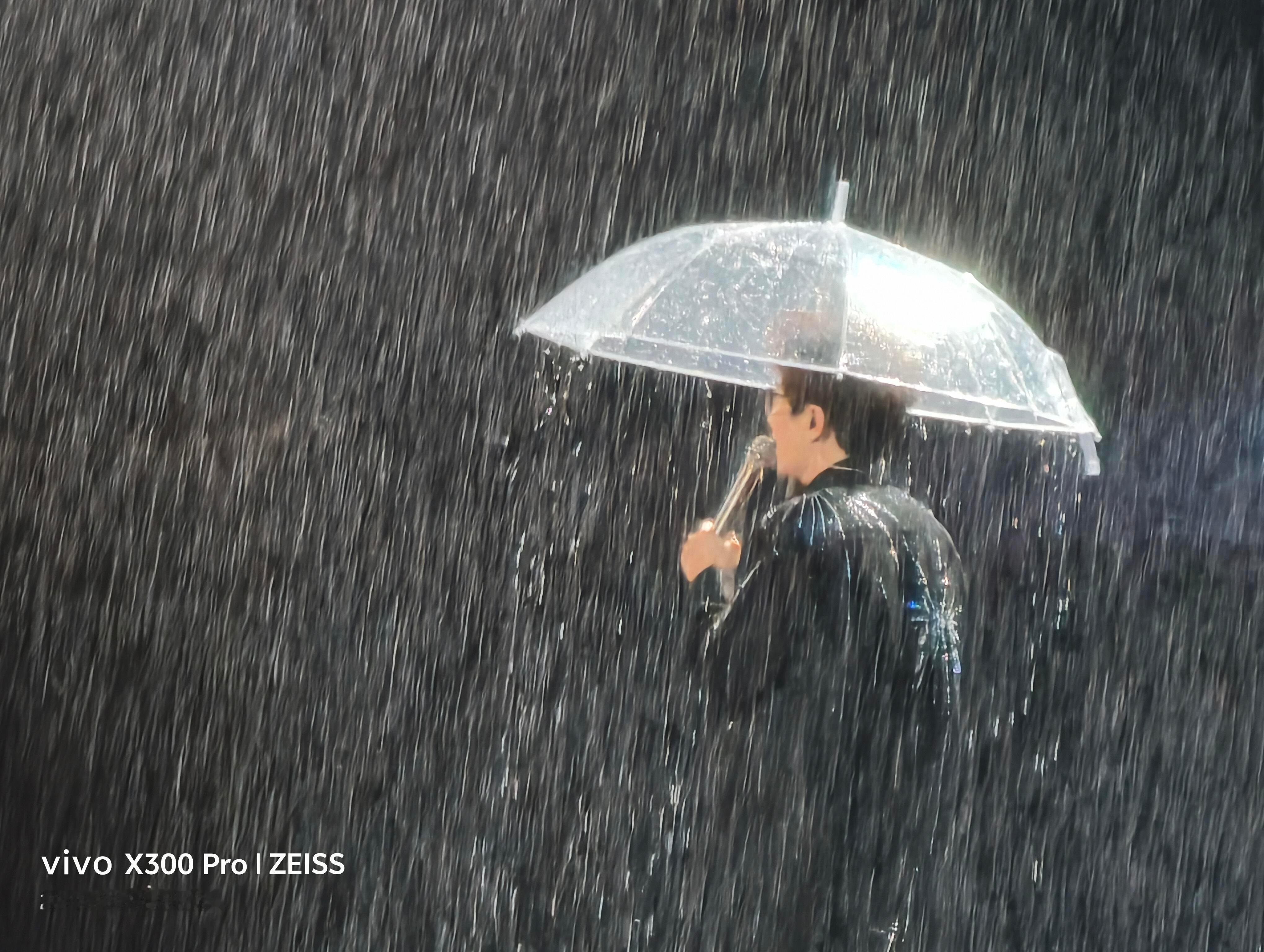 毛不易演唱会现场好大的雨谁能想到滂沱大雨成为最佳滤镜，每一帧画面都十分出片。这场