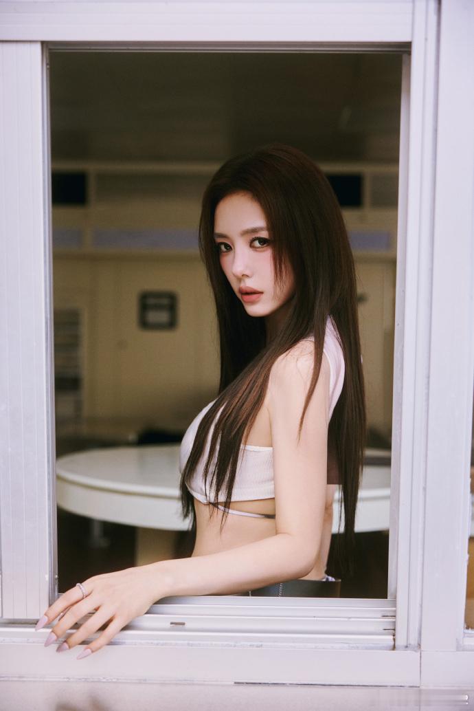 蔡文静辣到我了 谁能拒绝蔡文静的舞台魅力啊，豹纹长裙搭配白色抹胸，又纯又欲，这谁