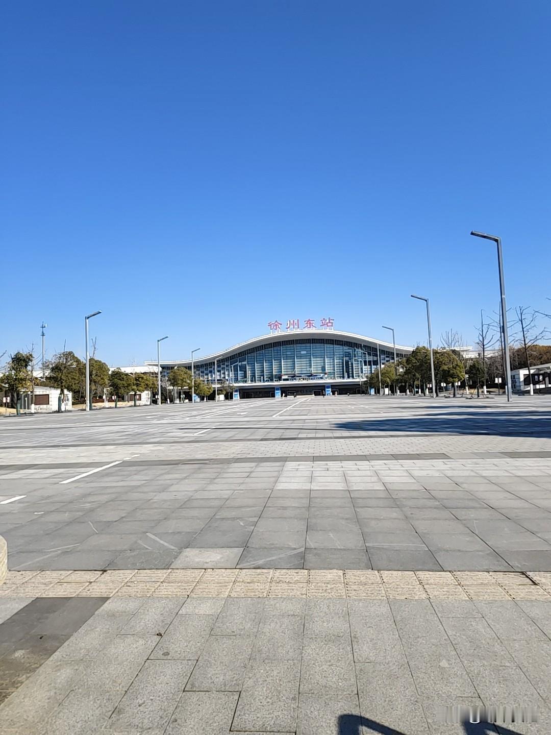 今天来徐州了，徐州东站下车，直接地铁1号线，徐州太熟悉了，导航都不用的。
这是第
