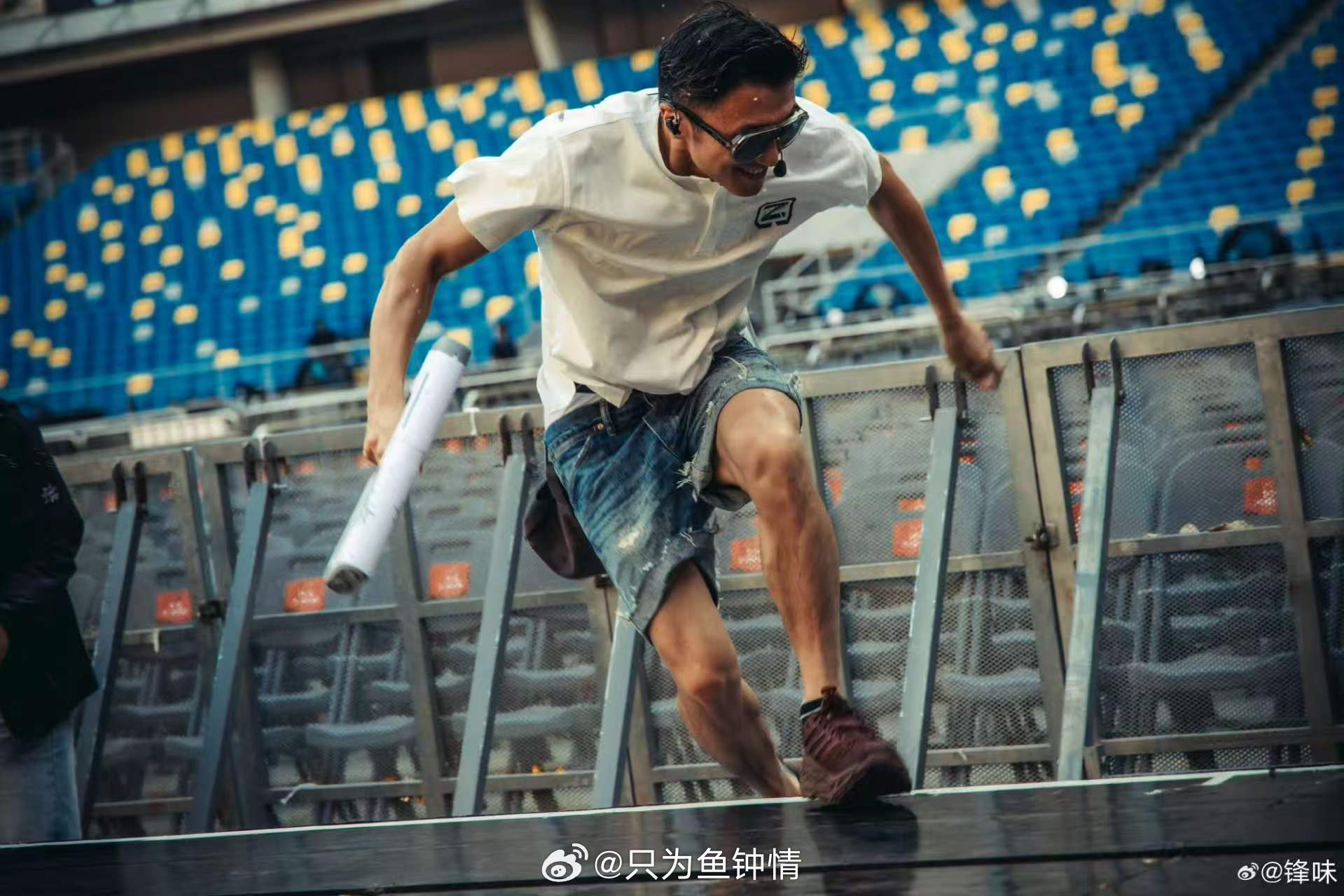 谢霆锋深V开到腰了 谢霆锋西安演唱会这件深V战袍确实够炸！领口一路开到腰，这种尺
