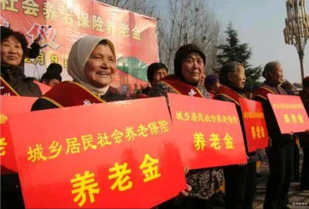 中国大多数农民都自掏腰包缴纳了养老保险，所以自媒体上少部分农闹份子，想打着农民名