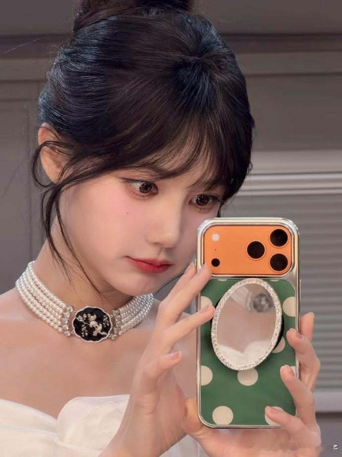 李一桐剪刘海了李一桐对镜自拍live李一桐对镜自拍 live 好绝，新刘海加持，