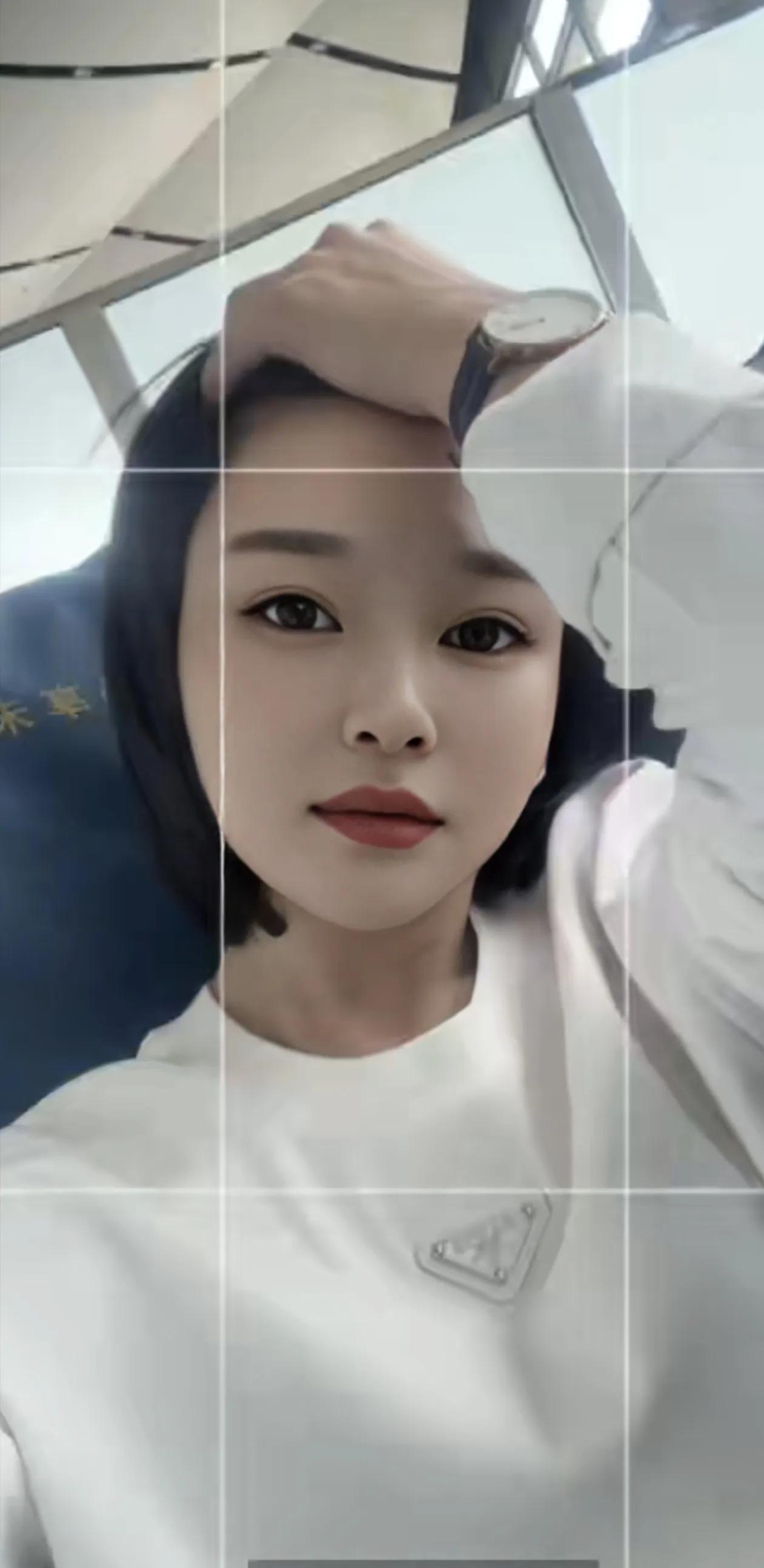 怎么回事，副班花和娜塔莎神同步。
头上都藏了什么好东西吗？
要是头疼就吃顿好的补