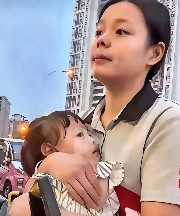 泪目！江西一位年轻妈妈刚失去丈夫，还抱着才5个月的女儿，转头就被婆家赶出门。人还