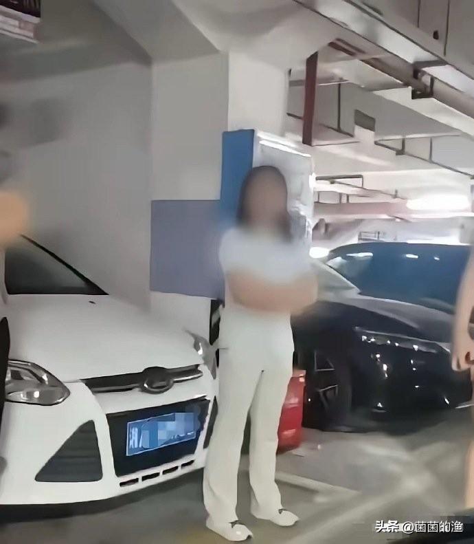 真的讽刺！长沙占车位事件大反转：硬姐没事，拆钢管的大哥却认怂了。谁能想到，前几天