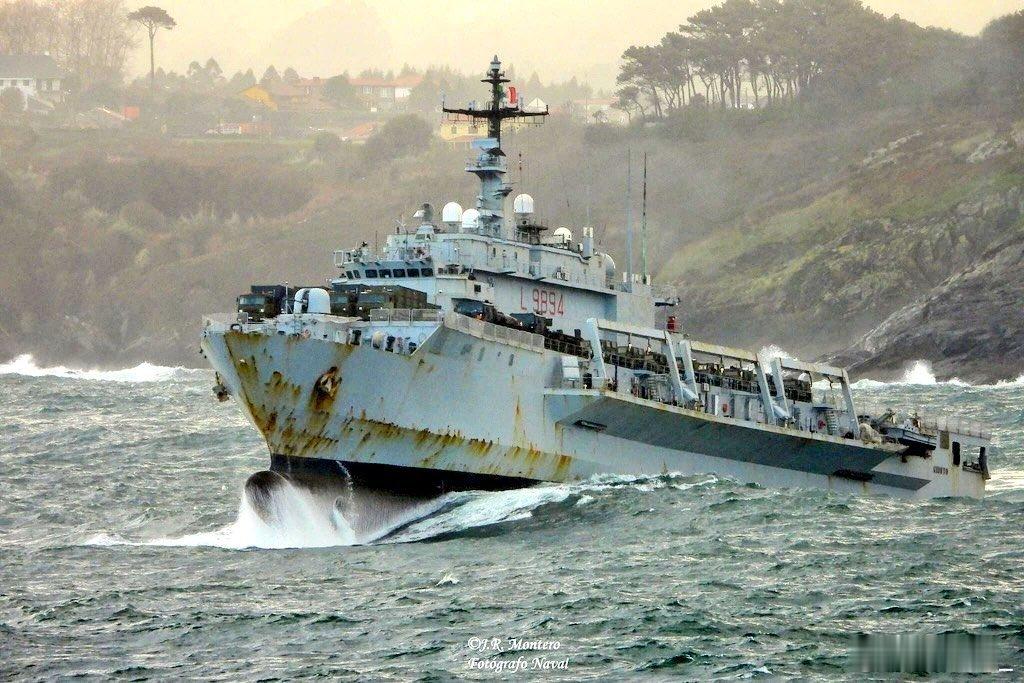 意大利海军圣乔治级船坞登陆舰L-9894“圣朱斯托”号近日在西班牙拉科鲁尼亚附近