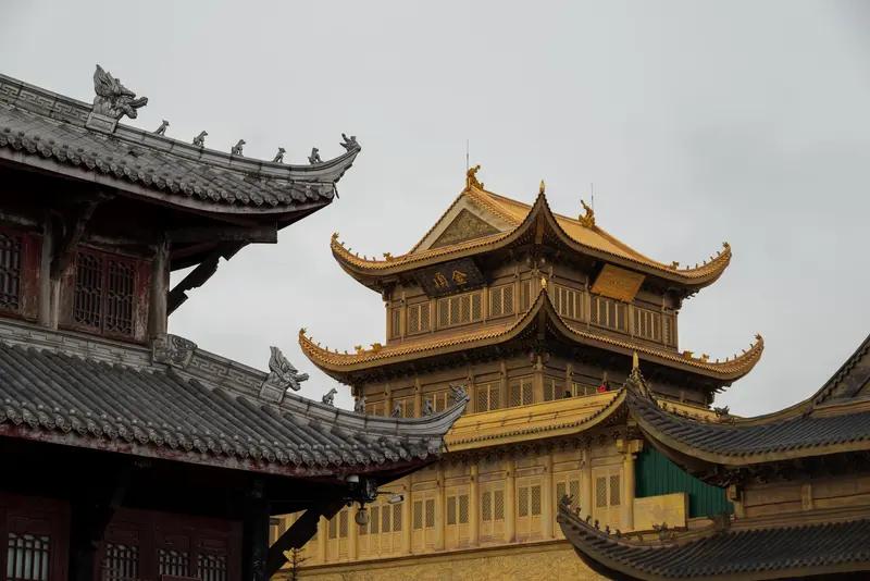 峨眉山全山寺院永久免费开放意义非凡。峨眉山本就是佛教四大名山，有报国寺、伏虎寺等