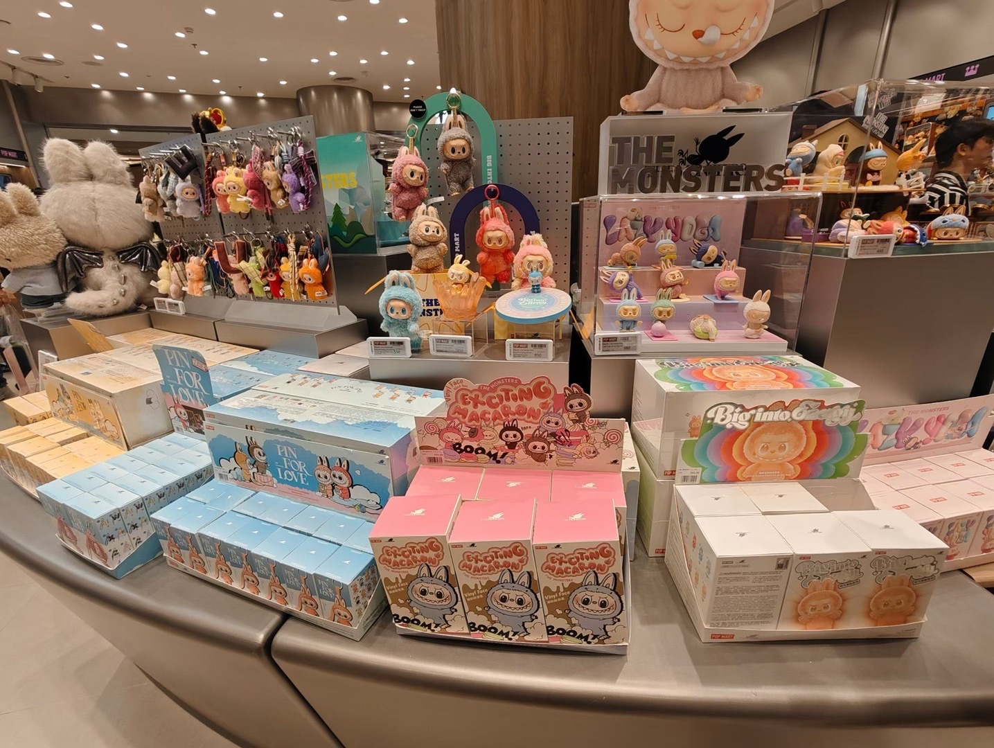 泡泡玛特开始五折甩卖了朋友去了曼谷…说那边的labubu直接都不用抢的随便买好吧