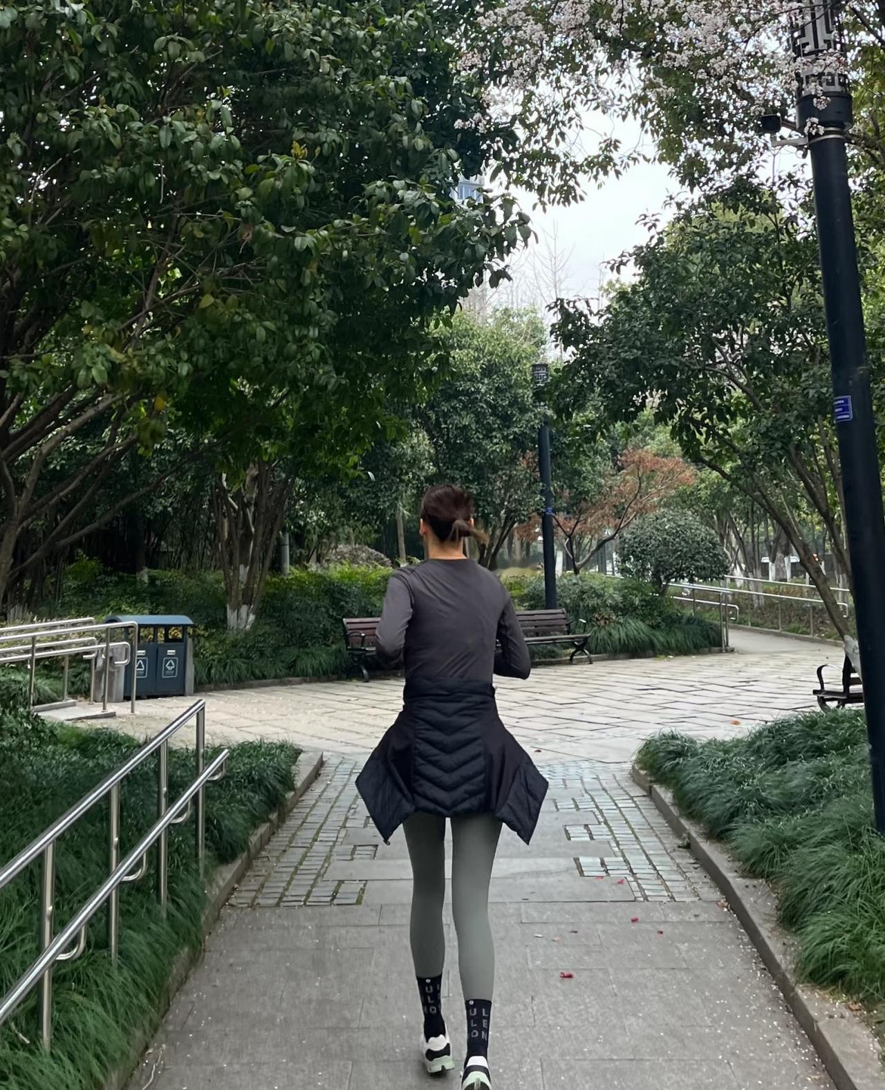 跑步10公里不难，也并不值得炫耀，但能一直跑下去，跑个5年，10年甚至更长时间才