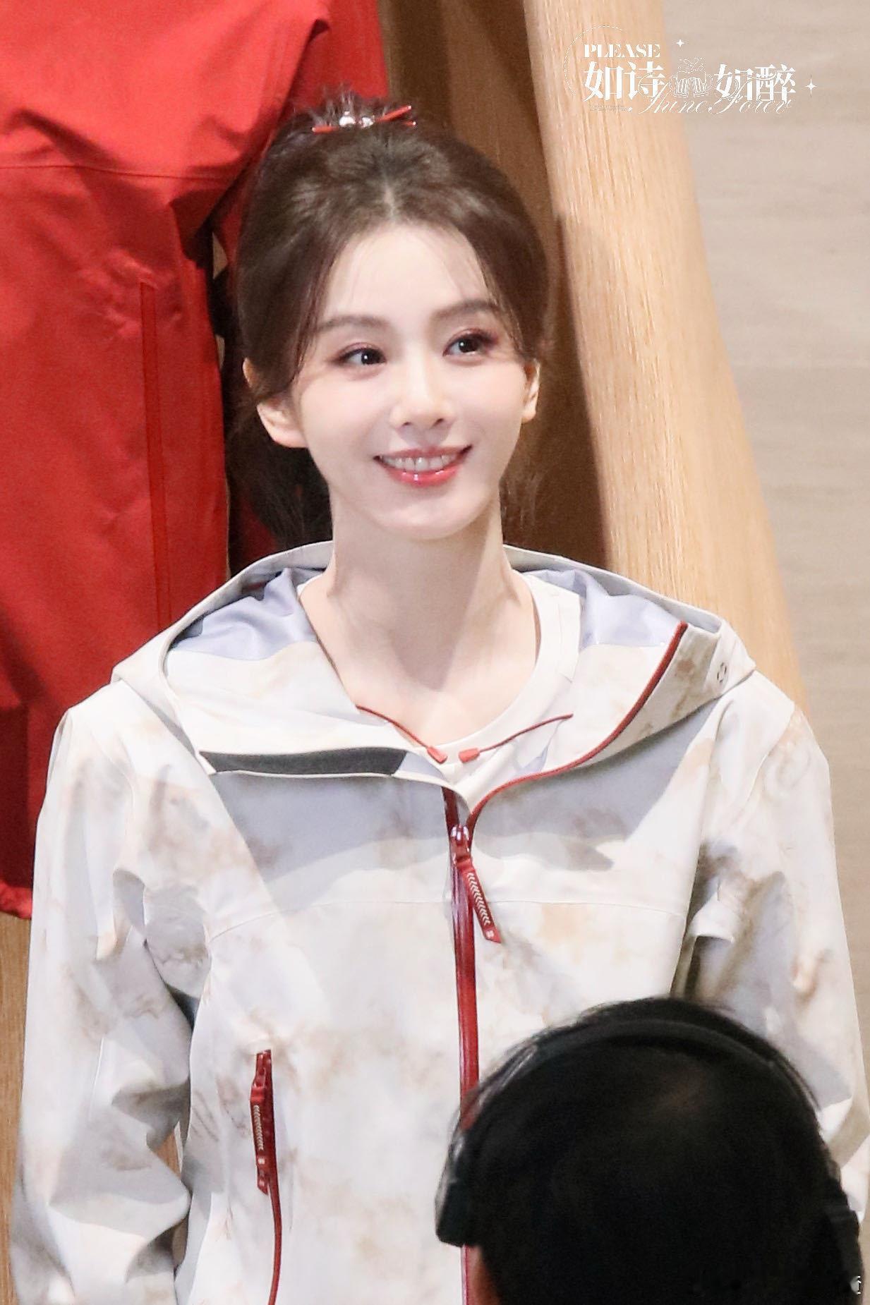 刘诗诗剪彩后紧握剪刀尖头 刘诗诗在活动现场剪彩后，手紧紧攥着剪刀尖头，还认真叠好