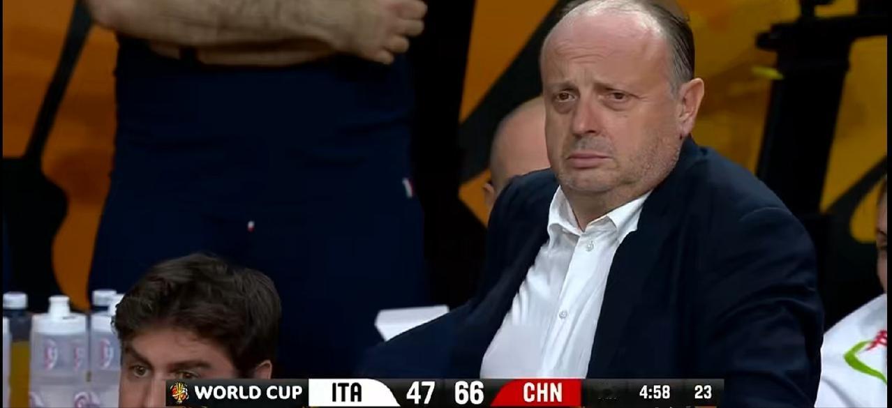 意大利主帅欲哭无泪，球迷满脸失落，亲眼目睹中国队狂胜20分，内外全线爆发亲眼看着