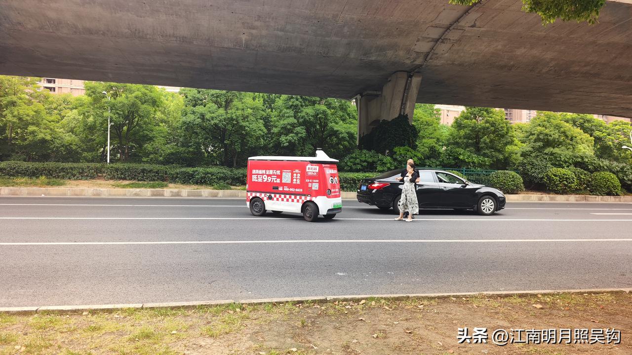 这可咋整?无人快递车追尾小汽车了！无人快递车小汽车  汽车追尾 
无锡，金城高架