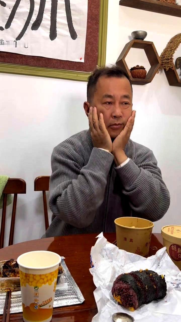 沈巍老师日常。
 

他就这样用一板一眼的口令声，给自己建起了一道墙，把外面的纷