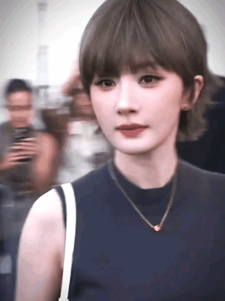 杨幂小脸，适合短发！好看！