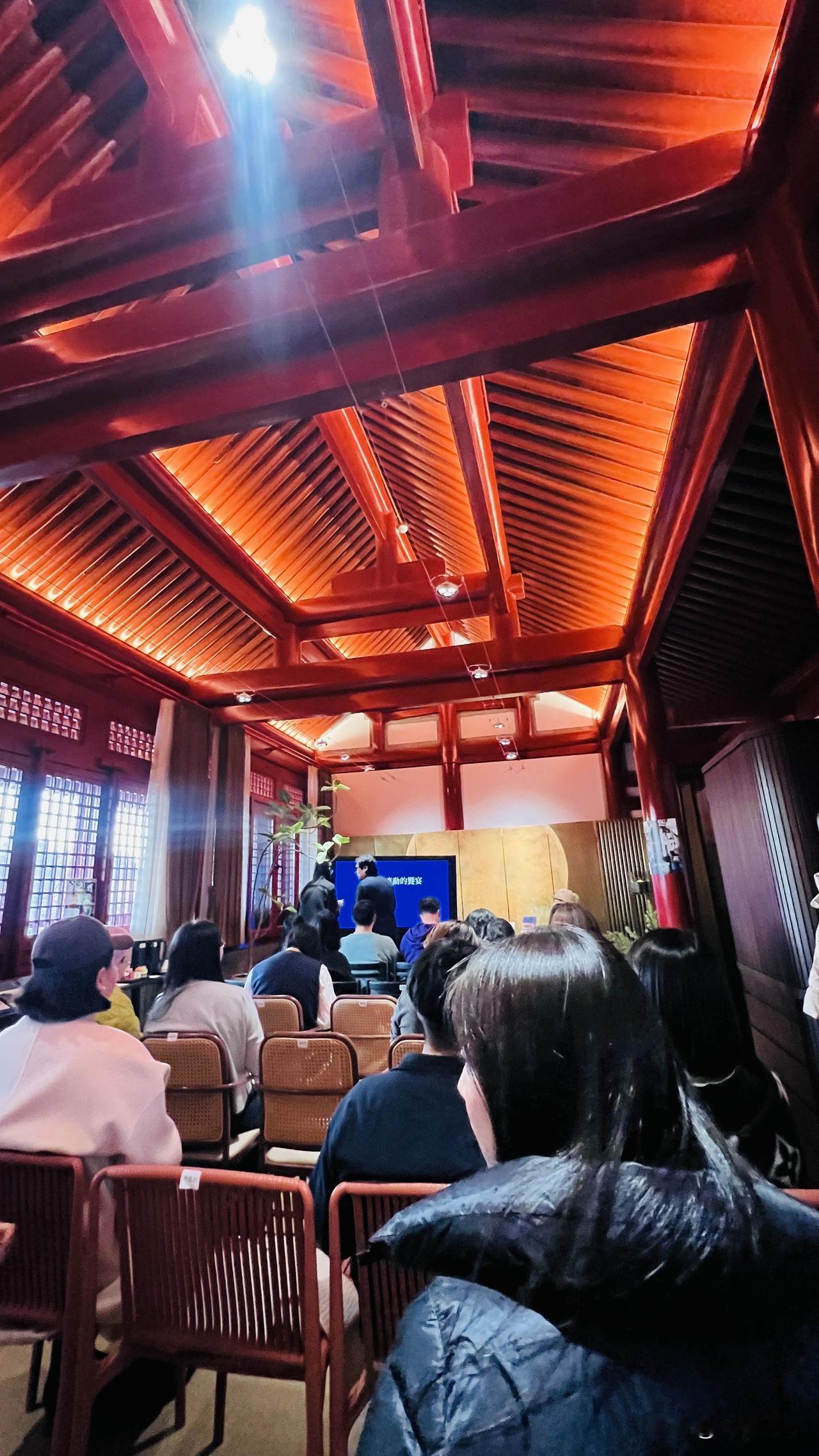 今天去了前门大街，随后在五道庙参加了一个会展。会展围绕著名作家欧阳应霁所著的《不