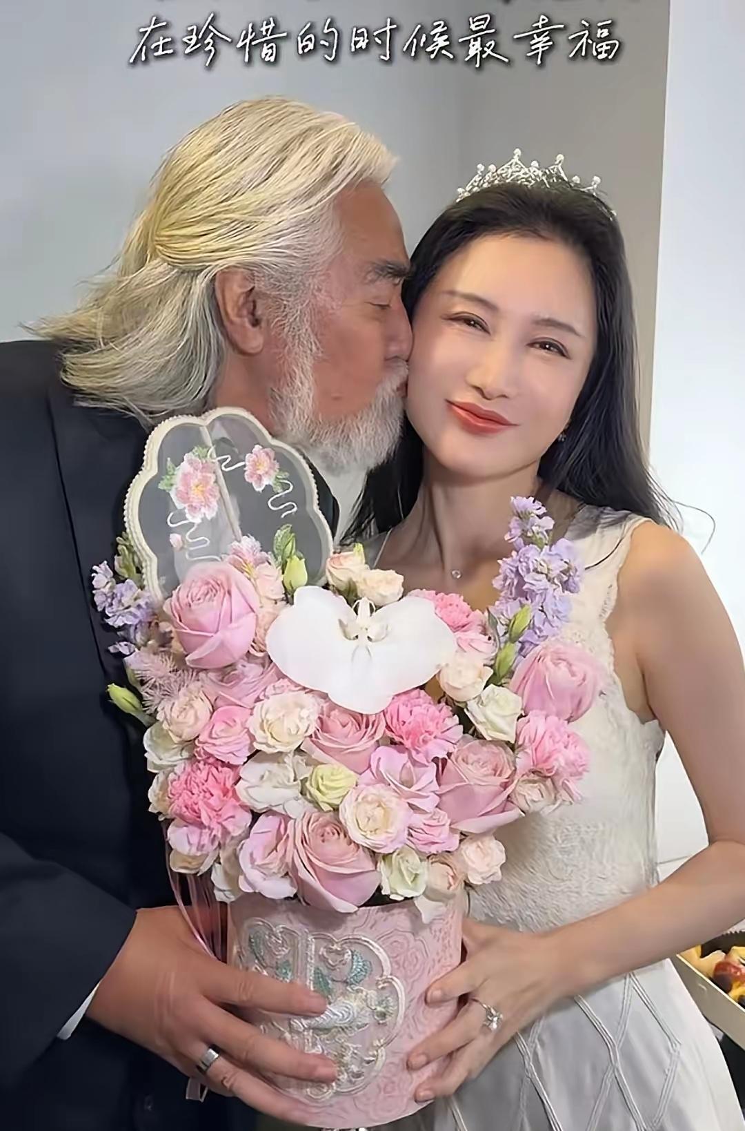 张纪中与妻子甜蜜庆祝结婚9周年，恰逢杜星霖44岁生日，氛围感直接拉满！
张纪中悄