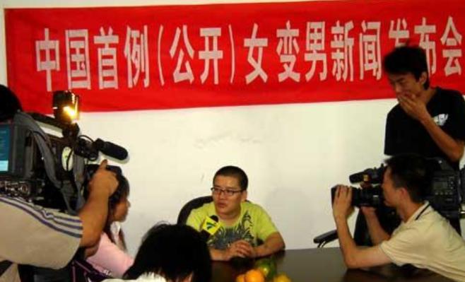 2005年，一位宁夏姑娘，做了国内首例“变性”手术，当手术进行到植入器官时，她声