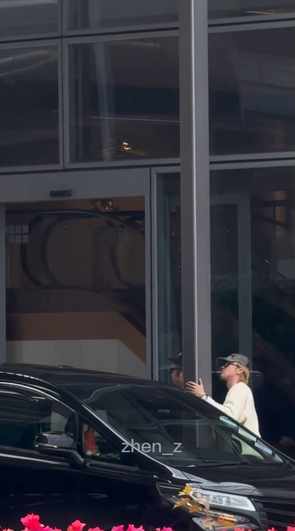 这个徐明浩哈哈哈哈哈哈！光顾着打招呼一回头差点撞柱子上徐明浩差点撞到柱子徐明浩光