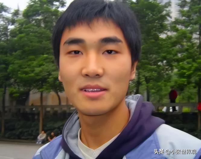 “每月就给我500块，资助不起装什么孙子！”2006年，贫困大学生向海清向媒体怒