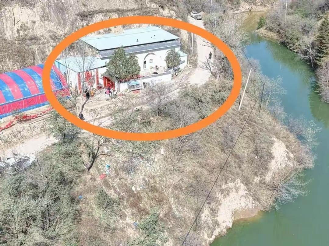 西安23岁大四男生请假回乡参加朋友婚礼，夜晚在婚礼现场路边解小手时，意外坠入水坝